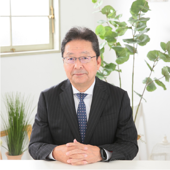 スーツ姿の男性の顔写真