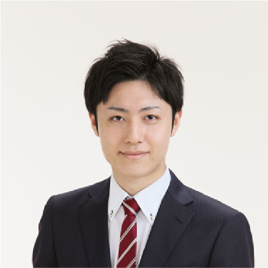 スーツ姿の男性の顔写真