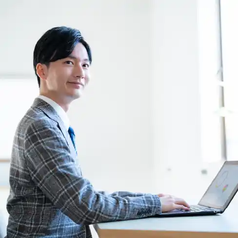 パソコンに向かうスーツ姿の男性