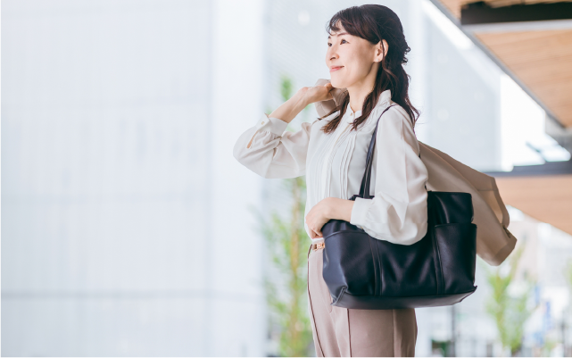 バッグを肩にかけた女性