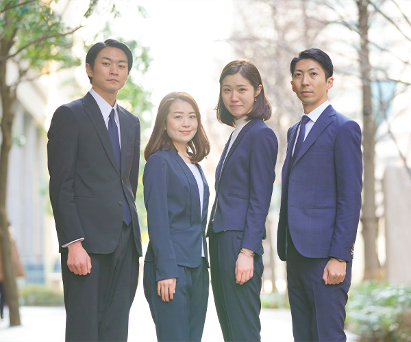 スーツ姿の男女4人