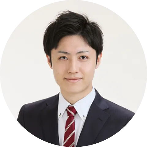 スーツ姿の男性の顔写真